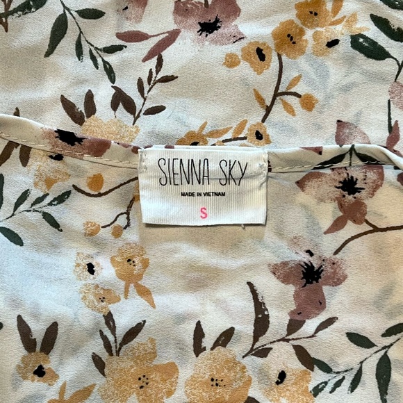 Flowy Floral Top - Picture 5 of 6